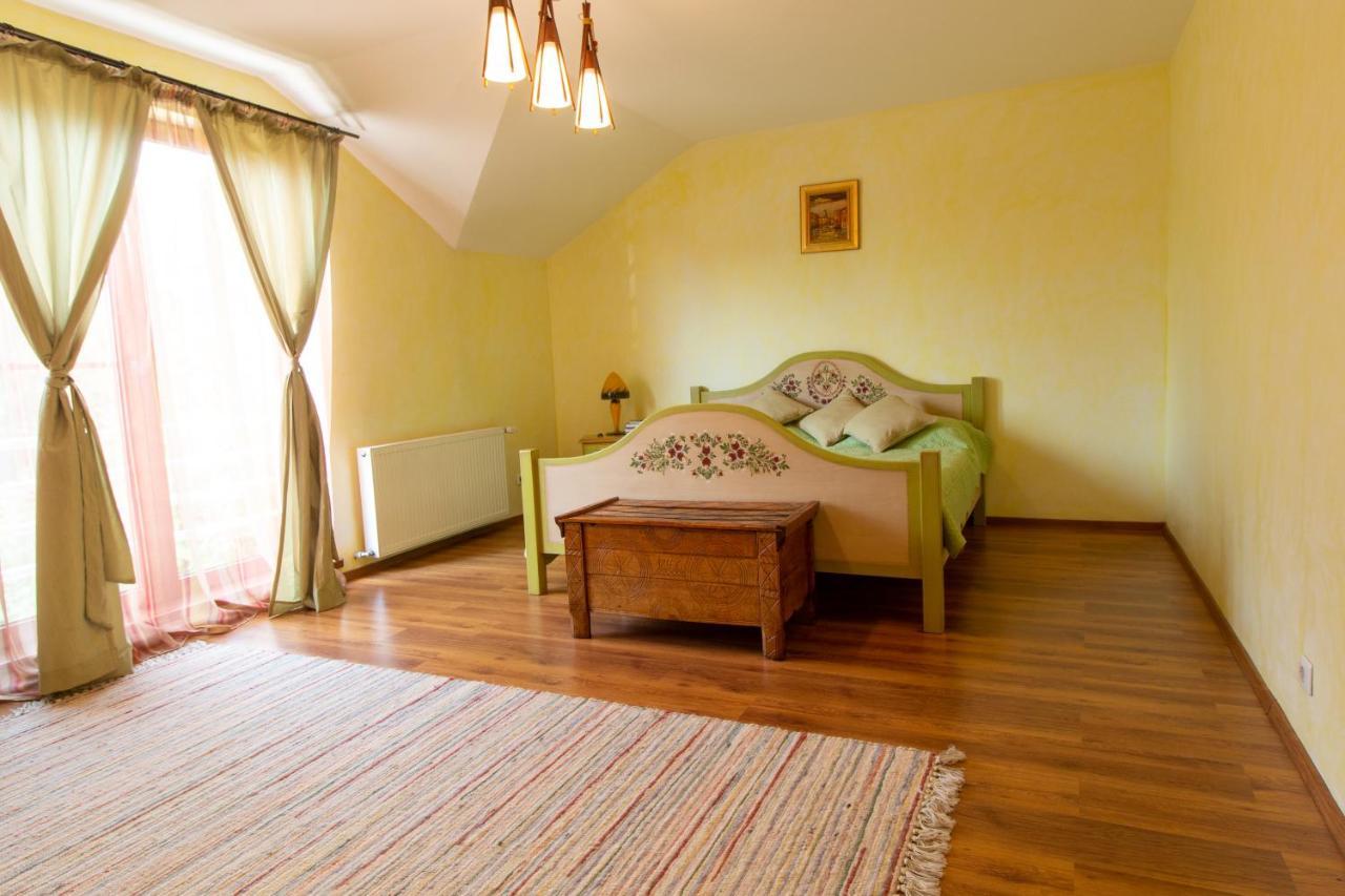 Vila Cu Mesteceni Campina Bagian luar foto