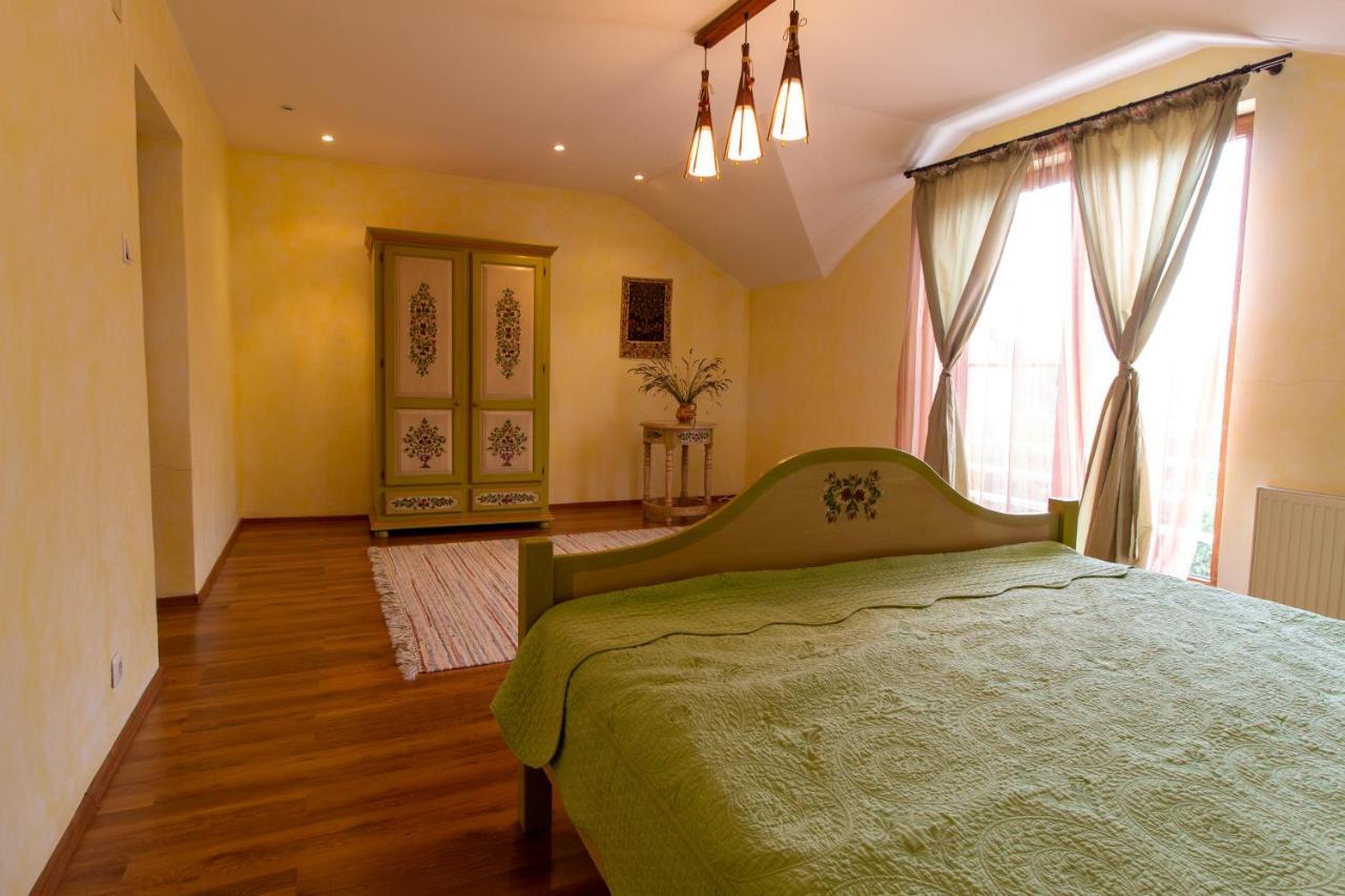 Vila Cu Mesteceni Campina Bagian luar foto