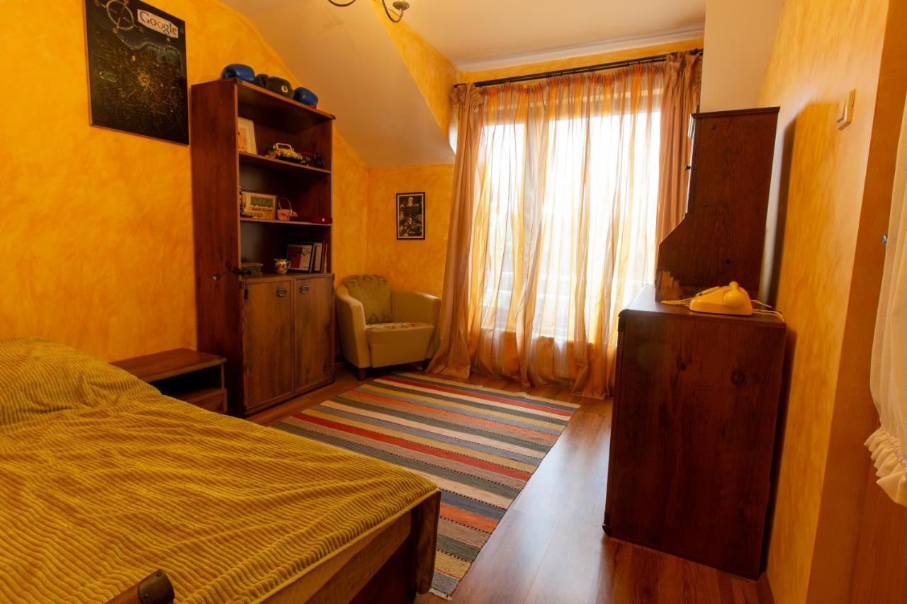 Vila Cu Mesteceni Campina Bagian luar foto